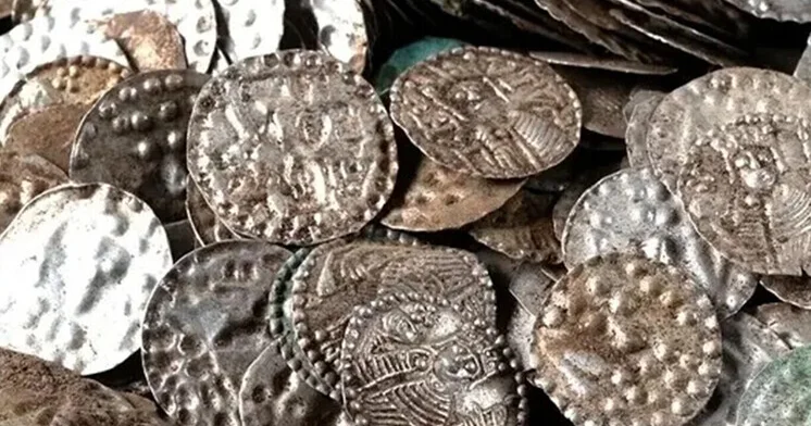 Balıq tutmaq üçün torpaq qazarkən orta əsrlərə aid böyük xəzinə tapıldı