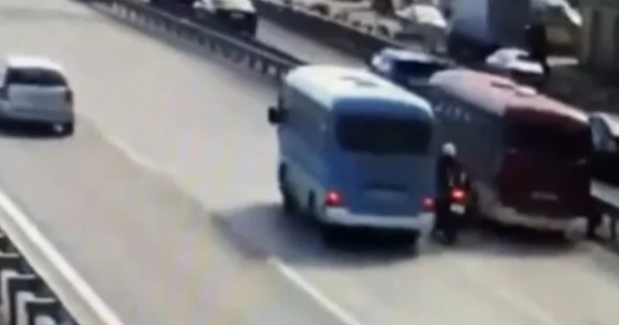 Moto sürücüsü iki avtobusun arasında qaldı DYP görüntüləri yaydı VİDEO