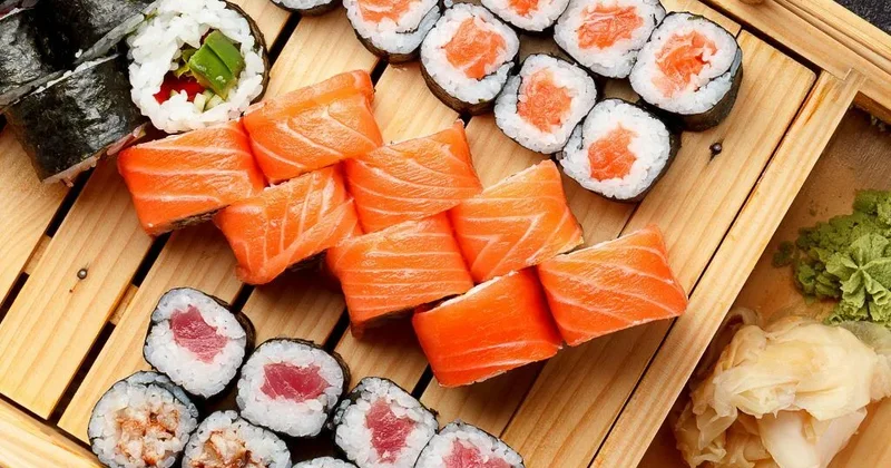 Suşi sevərlərin nəzərinə: Bu məkanda yeməyin FOTOLAR