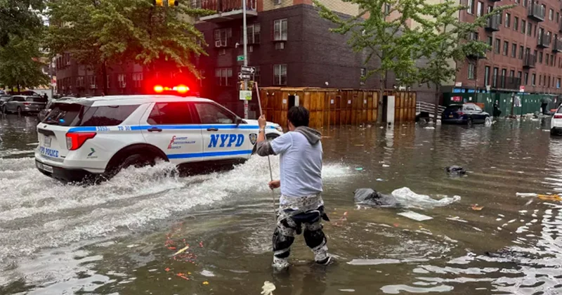 Güclü yağışdan sonra Nyu Yorkda küçələri və metroları su basdı Video
