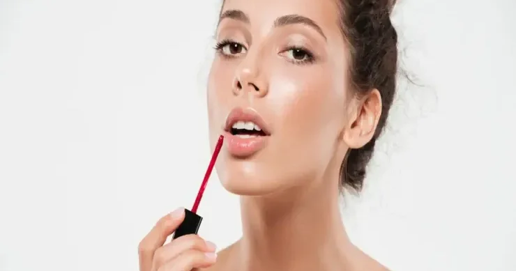 Üzünüzün daha gənc görünməsi üçün dodaq boyası necə seçilməlidir?