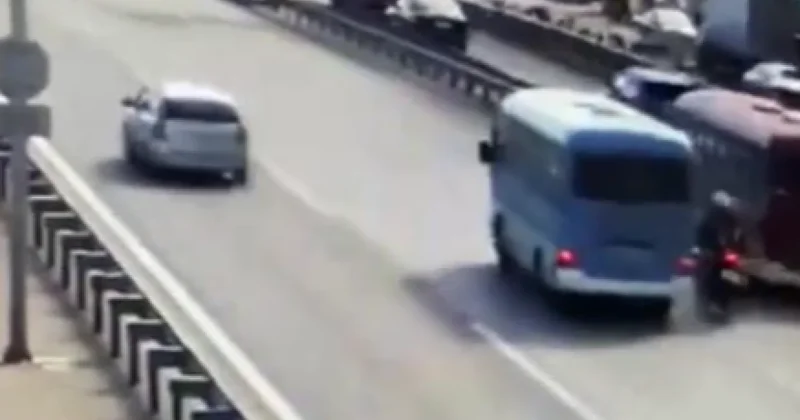 Avtobus motosikletlə toqquşdu VİDEO