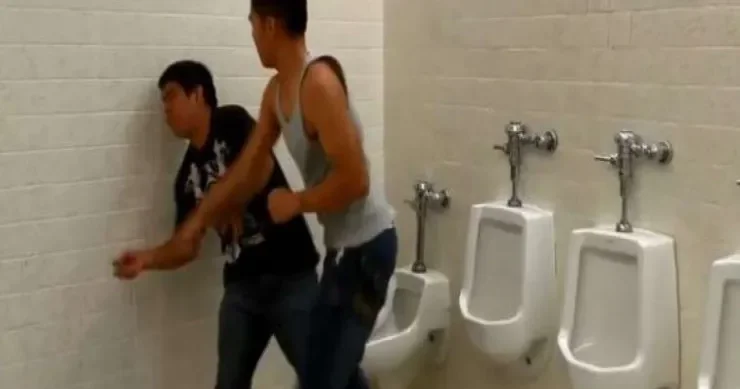 Oğuzda şadlıq evində DAVA: dostunu tualetdə döydü