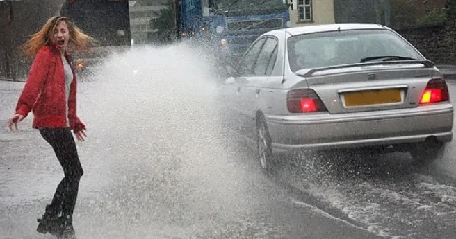 40 manat cəriməsi var, amma yenə də insanların üstünə su sıçradırlar... AÇIQLAMA