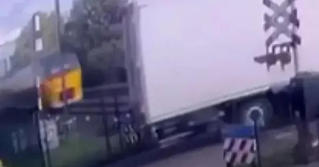 Niderlandda sərnişin qatarı yük maşınına çırpılıb 5 nəfər yaralanıb