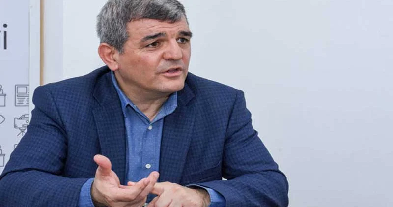 Deputat təhsil sistemini tənqid etdi: Mürəkkəb labirint yaradılır