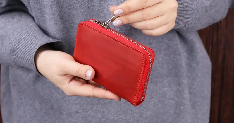 Pulu itən müəllim şagirdin pulqabısını yoxladı Cəzalandırıldı