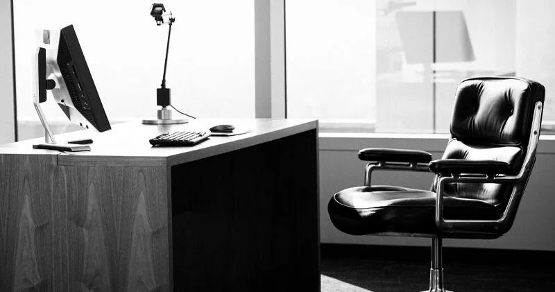 42 yaşında universitet bitirib, 20 ildir icra başçısıdır