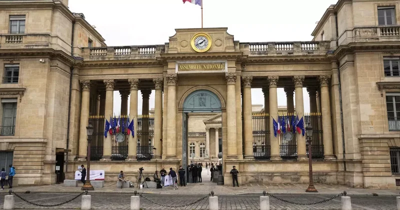 Оппозиция внесет в парламент Франции проект резолюции о недоверии кабмину