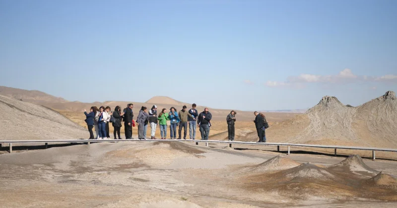 Ziyarətçiləri cəlb edən təbiət hadisəsi: Palçıq vulkanları Mediatur
