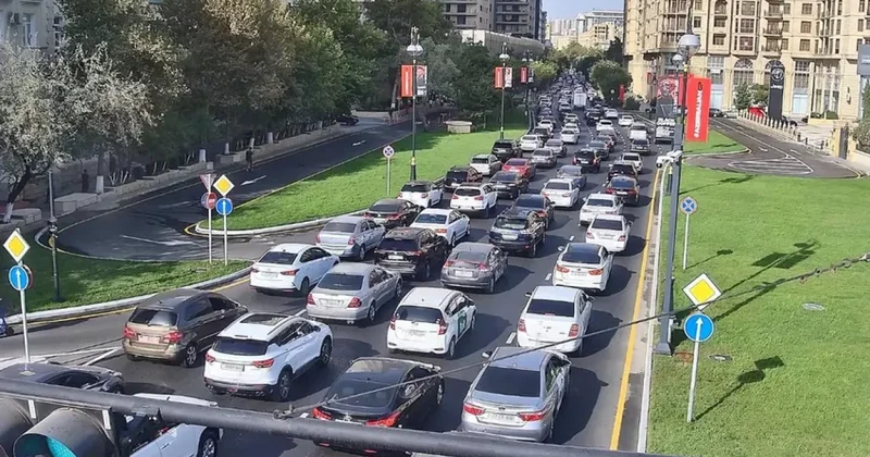 Большая плотность движения на 12 улицах Баку Список дорог