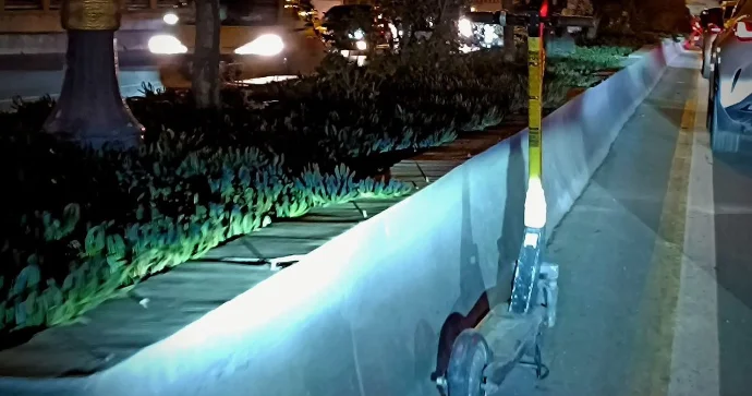 Skuteri yolun ortasında qoyub gedən şəxs sürücülərə təhlükə yaratdı FOTO