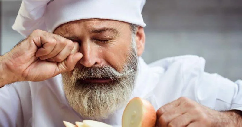 Ученые выяснили, как резать лук и не плакать