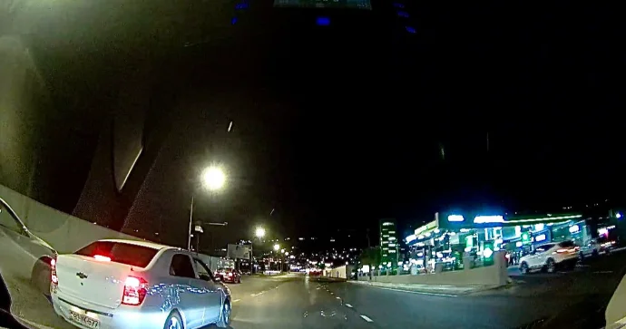 İki zolağın arasına girən sürücü baxın necə təhlükə saçdı VİDEO