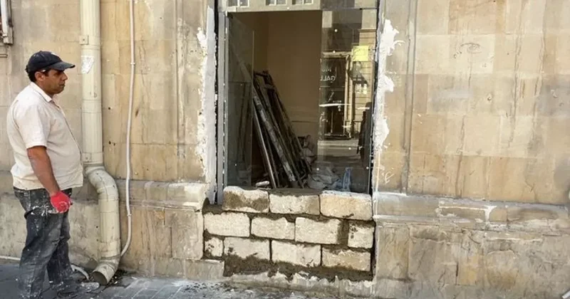 В центре Баку стали ломать памятник архитектуры Баннер против Госкомитета / ФОТО / ВИДЕО