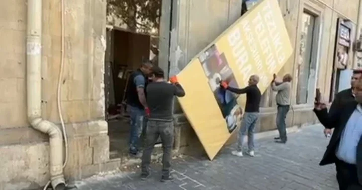 Незаконные работы скрывали за баннерами: в Баку пресекли самовольный ремонт исторического здания