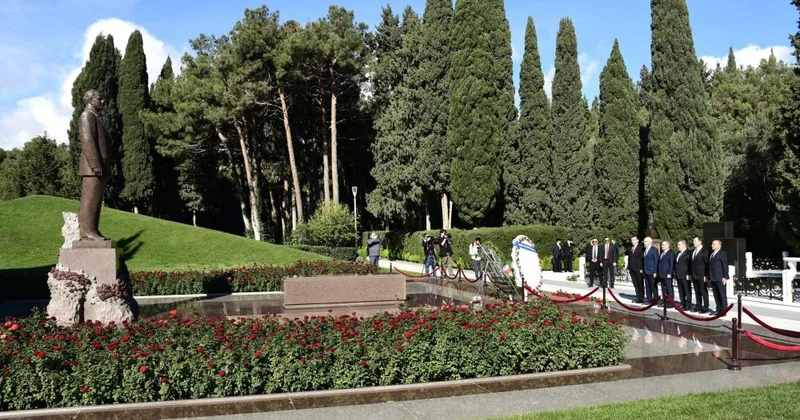 YAP və BBP nümayəndələri Ümummilli Lider Heydər Əliyevin məzarını, Şəhidlər xiyabanını və “Türk şəhidliyi” abidəsini ziyarət ediblər