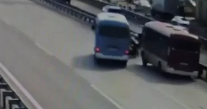 Столкновение автобуса и мотоцикла на трассе Баку Губа: есть пострадавший