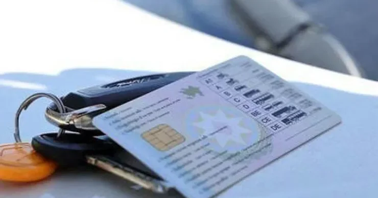 Sürücülük vəsiqəsini evdə unudub, maşın sürmək problem yaradır? CAVAB