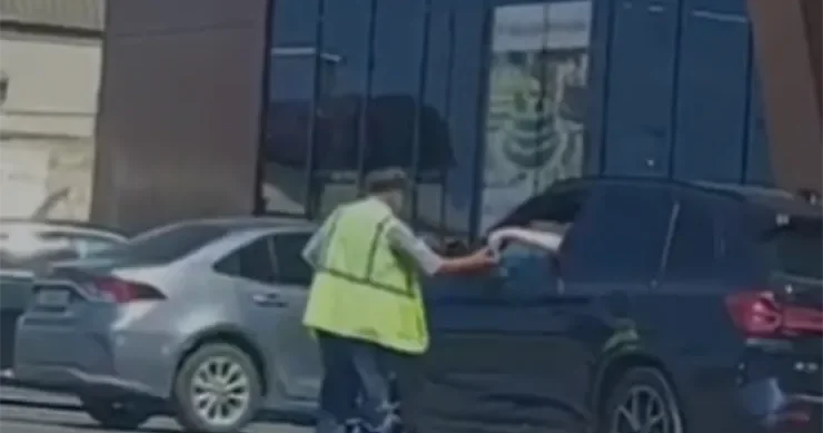 Sumqayıtda parkovşik ə 1 manat verən sürücü DÖYÜLDÜ: 2 manat istədilər