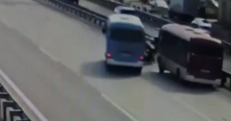 Sumqayıt Bakı yolunda sərnişin avtobusu motosiklet sürücüsünü vurdu ANBAAN VİDEO
