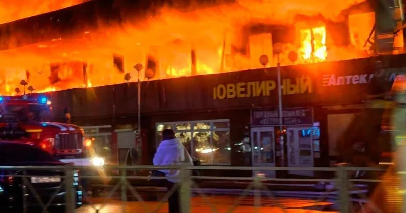 В Ленинградской области полыхает торговый центр видео