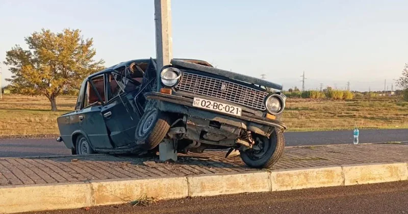 17 yaşlı oğlanın sürdüyü maşın elektrik dirəyinə çırpıldı Foto