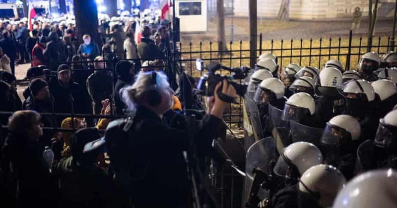 Polşada Konstitusiya Məhkəməsi ələ keçirildi Prezident təcili iclas çağırdı KONKRET