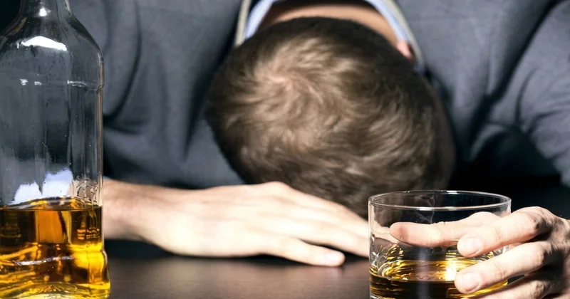 Niyə bəzi insanlar dilinə içki dəyən kimi “sərxoş” olur? Səbəbi açıqlandı