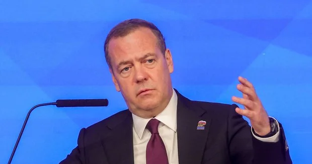 Medvedev Polşadakı vəziyyəti lətifə ilə təsvir edib