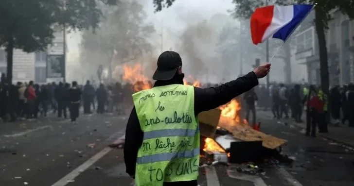 Во Франции ожидаются новые протесты: на улицы выведут 70 тысяч полицейских