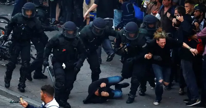 В Гамбурге участники протестов начали поджигать баррикады