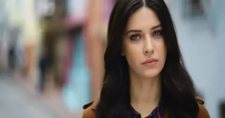 Məşhur aktrisa film çəkilişi zamanı nənəsinin ölüm xəbərini aldı