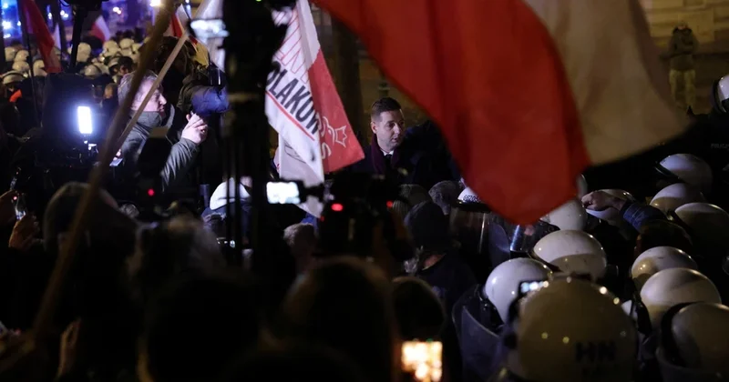 Polşa Konstitusiya Məhkəməsinin hakimlərinə təhlükəsizlik səbəbindən işə gəlməmək tapşırılıb