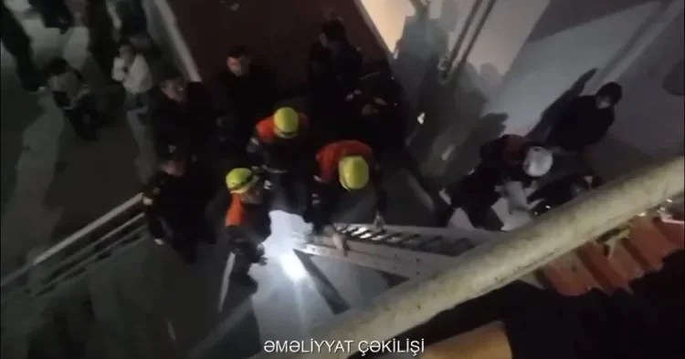 Masazırda binada yıxılaraq köməksiz qalan şəxs xilas olundu VİDEO