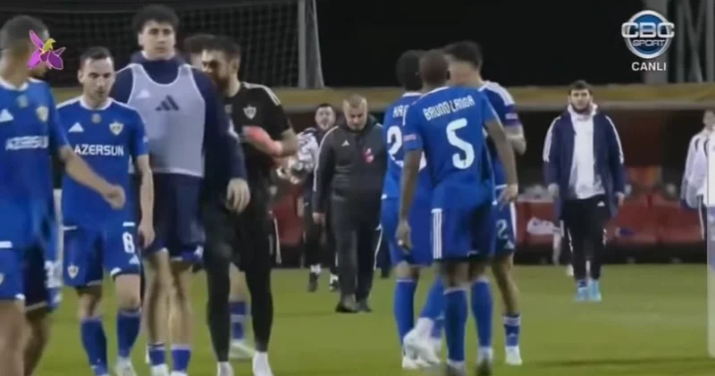 Qarabağ da gərgin anlar: Qurban Qurbanov iki futbolçunu oyundan çıxardı Video