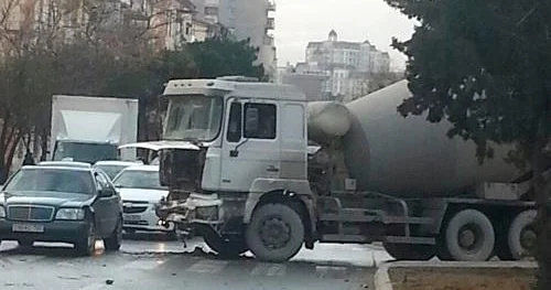 Betonqarışdıran maşın körpüyə ilişib qaldı Video