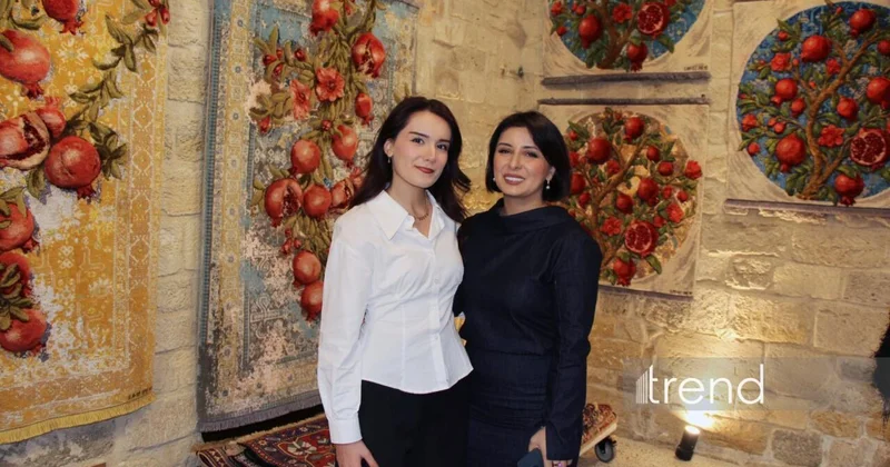 “Azərxalça” ASC Samirə Allahverdiyeva və Səma Məmmədlinin “Meyvələr” kolleksiyasını təqdim edir (Foto)