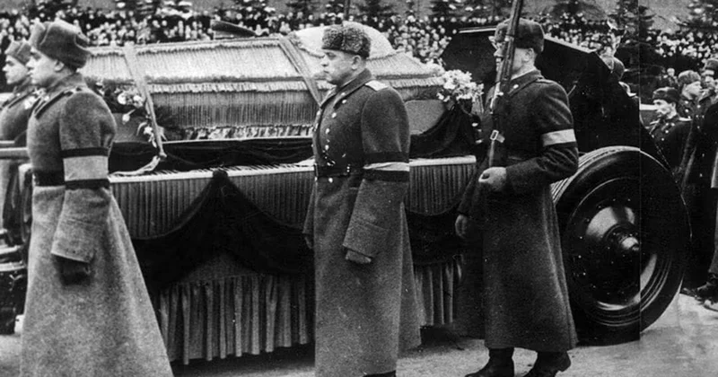 Stalinin cəsədi mavzoleydən necə çıxarıldı? 1961 ci ilin gizli gecə əməliyyatının pərdəarxası KONKRET