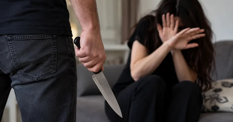 Həyat yoldaşına 16 bıçaq zərbəsi vurdu: “Ailəmin dağılmasını istəmirdim”