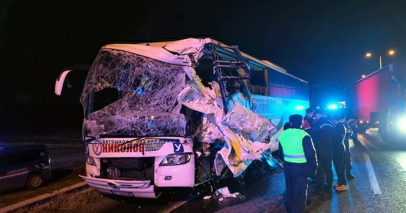 Bolqarıstandan İstanbula turist aparan avtobus TIR a çırpılıb, yaralananlar var