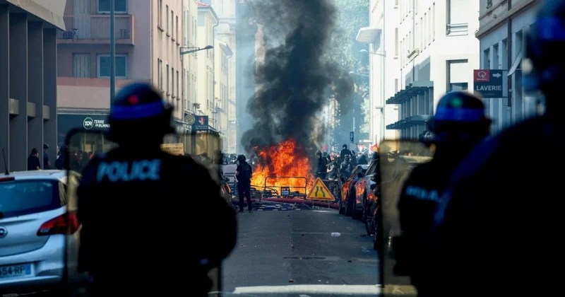 Во Франции мобилизовали 70 тысяч силовиков на фоне массовых протестов