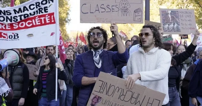 Fransa Daxili İşlər Nazirliyi etirazlarda 15 mindən çox şəxsin iştirak etdiyini açıqlayıb