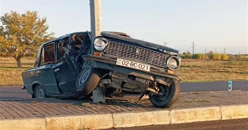 В Барде 17 летний бесправник на ВАЗе протаранил столб ФОТО