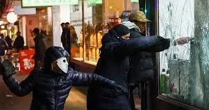 В Германии протестующие разграбили оружейный магазин