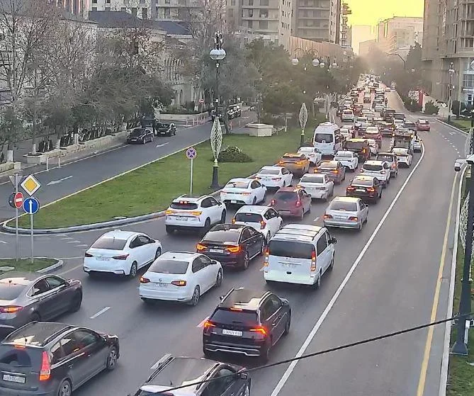 Bakıda hazırda sıxlıq müşahidə olunan yollar açıqlanıb FOTO