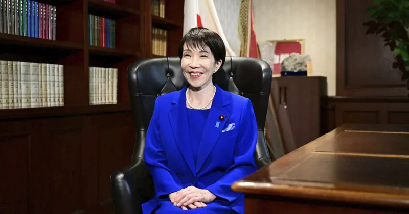 Премьер Японии в новогоднем поздравлении пошутила о призраках в резиденции