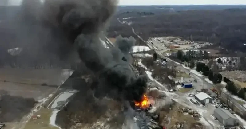 ABŞ da yük qatarı relsdən çıxıb, kükürd sızması baş verib