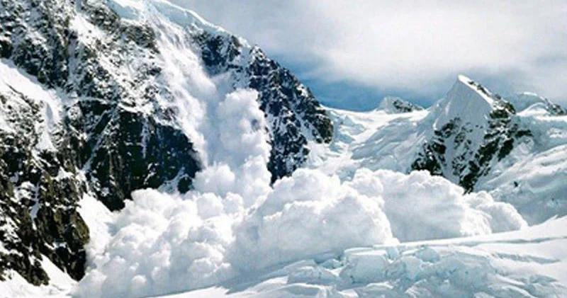 Под снежной лавиной в Турции оказались люди