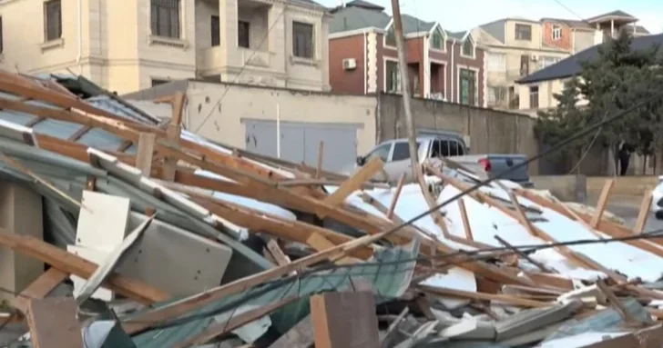 Сильный ветер сорвал крышу здания в Хатаинском районе Баку